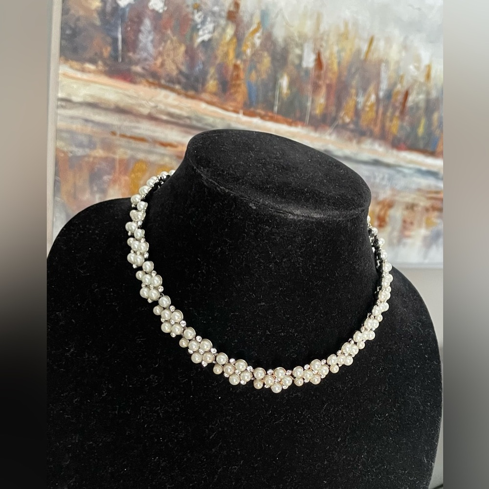 Elegant Faux Pearl Necklace